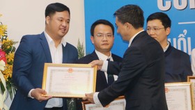 Thứ trưởng Bộ Y tế Trần Văn Thuấntrao Bằng khen cho đại diện các tập thể thanh niên có nhiều đóng góp xuất sắc trong hoạt động. Nguồn: TTH.VN