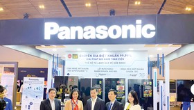 Ông Bùi Thế Duy,Thứ trưởng Bộ Khoa học và Công nghệ (đứng giữa) tham quan gian hàng của Panasonic