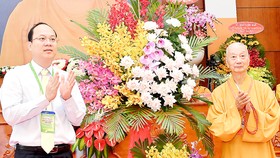 Phó Bí thư Thành ủy TPHCM Nguyễn Hồ Hải chúc mừng Hội nghị Tổng kết công tác Phật sự năm 2020 Giáo hội Phật giáo Việt Nam TPHCM.Ảnh: VIỆT DŨNG