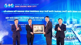 Đồng chí Trần Văn Nam, Ủy viên Trung ương Đảng, Bí thư tỉnh ủy, Trưởng Đoàn Đại biểu quốc hội tỉnh Bình Dương (thứ hai từ trái qua) trao quà lưu niệm cho ông Scott Wang, Phó chủ tịch WTCA tại lễ công bố WTC BDNC