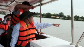 Ông Dương Hồng Nhân, Bí thư Đảng ủy, Chủ tịch HĐTV Sawaco cùng đoàn khảo sát lưu vực dự kiến dời điểm lấy nước thô
