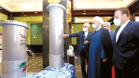 Tổng thống Iran Hassan Rouhani (giữa) thăm triển lãm về thành tựu hạt nhân Iran ngày 10-4 tại thủ đô Tehran