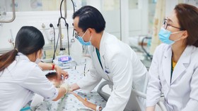 Các bác sĩ đang tích cực điều trị cho bé trai 4 tuổi, ngụ tỉnh Vĩnh Long bị ngạt nước do té ao