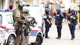 Cảnh sát tăng cường trên đường phố Paris sau vụ tấn công khủng bố hồi tháng 10-2020 