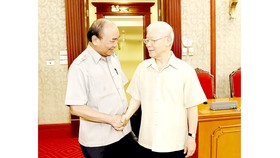 Tổng Bí thư Nguyễn Phú Trọng, Chủ tịch nước Nguyễn Xuân Phúc dự cuộc họp của Bộ Chính trị ngày 25-6. Ảnh: TTXVN