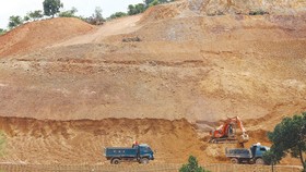 Cả ngọn đồi tại xã Mê Linh, huyện Lâm Hà (Lâm Đồng) bị san ủi, khai thác đất