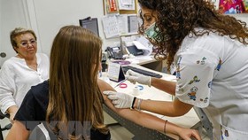 Tiêm vaccine ngừa Covid-19 cho người dân tại thành phố Holon, Israel. Ảnh: TTXVN