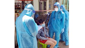 Tổ Y tế cộng đồng phường Tân Phú (quận 7) thăm khám các F0 không triệu chứng và F1 cách ly tại nhà