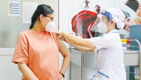Thai phụ tiêm vaccine Covid-19 tại Bệnh viện Từ Dũ chiều 13-8. Ảnh: HOÀNG HÙNG