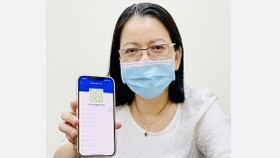 Phó Giám đốc Sở TT-TT TPHCM Võ Thị Trung Trinh với mã QR xanh trên ứng dụng Y tế HCM