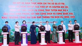 Lãnh đạo tỉnh Bình Phước nhấn nút khai trương tổng đài giải đáp thông tin dịch vụ công 1022 dịp sơ kết 5 năm thực hiện Chỉ thị 05