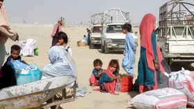 Người Afghanistan đợi để vào Pakistan tại cửa khẩu biên giới Chaman. Ảnh: TTXVN