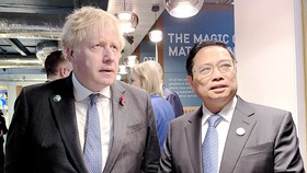 Thủ tướng Phạm Minh Chính trao đổi với Thủ tướng Vương quốc Anh Boris Johnson