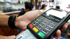 Nhiều gia đình mua sắm bằng thẻ tín dụng nên khó kiểm soát nguồn chi. Ảnh: DŨNG PHƯƠNG