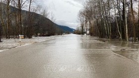 Cảnh ngập lụt sau những trận mưa lớn gần tuyến đường cao tốc số 3, gần Princeton, British Columbia, Canada, ngày 15-11-2021. Ảnh: TTXVN