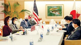 Bộ trưởng Thương mại Mỹ Gina Raimondo (bìa trái) hội đàm với Ngoại trưởng Nhật Bản Yoshimasa Hayashi (bìa phải)