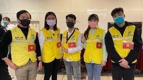 Tình nguyện viên Việt Nam tích cực hỗ trợ hoạt động bắn pháo hoa mừng năm mới tại Đài Loan