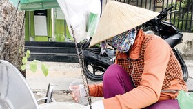 Chị Trần Thị Thúy (quê Quảng Ngãi, bán tàu hũ dạo) năm nay không về quê đón tết mà ở lại TPHCM mưu sinh