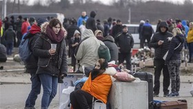 Mỹ trục xuất 12 nhà ngoại giao Nga, thêm Italia tiếp nhận người tị nạn Ukraine