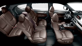 Mẫu SUV của Mazda kết hợp hài hòa giữa kiểu dáng thiết kế sang trọng với sự linh hoạt, thực dụng trong không gian nội thất