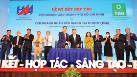 Ông Nguyễn Thanh Đảo, tân Chủ tịch Hội Quảng cáo TP.HCM nhiệm kỳ 2022-2027 (hàng đầu, bên trái) ký kết hợp tác với Lãnh đạo CLB Doanh nhân Tiền Giang tại TPHCM