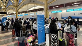 Hành khách xếp hàng tại sân bay quốc gia Reagan Washington ở Arlington, Virginia, Mỹ. Ảnh:  TTXVN