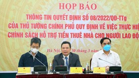 Thứ trưởng Bộ LĐTB&XH Lê Văn Thanh (giữa) chủ trì họp báo. Ảnh: VGP