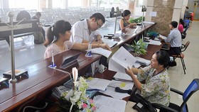Giải quyết hồ sơ thuế cho doanh nghiệp tại Cục Thuế TPHCM. Ảnh minh họa: CAO THĂNG