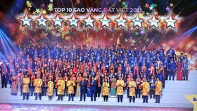 Trưởng Ban Kinh tế Trung ương Trần Tuấn Anh, Bí thư thứ nhất Trung ương Đoàn Nguyễn Anh Tuấn trao top 10 Sao Vàng đất Việt cho các doanh nghiệp. Ảnh: TTXVN