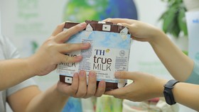 Trong chiến dịch này, TH thu gom vỏ hộp sữa các loại, không phân biệt nhãn hiệu hay nhà sản xuất. Ảnh: MẠC HÓA