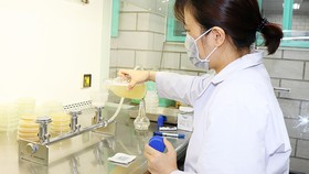 Nhân viên Phòng Quản lý chất lượng nước Sawaco kiểm tra nguồn nước đầu vào tại Nhà máy nước B.O.O Thủ Đức