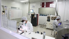 Nghiên cứu chế tạo sản phẩm y tế công nghệ cao tại Nhà máy USM Healthcare, Khu Công nghệ cao TPHCM. Ảnh: HOÀNG HÙNG