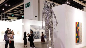 Một gian trưng bày các tác phẩm nghệ thuật tại Art Basel Hong Kong 2022
