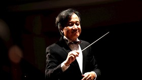 Chương trình có sự tham gia biểu diễn của chỉ huy dàn nhạc - NSƯT Trần Vương Thạch. Ảnh: Thanhuytphcm