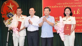 Viện trưởng Viện KSND Tối cao Lê Minh Trí và Phó Bí thư Thành ủy TPHCM Nguyễn Văn Hiếu trao quyết định điều động, bổ nhiệm 2 Phó Viện trưởng VKSND TPHCM