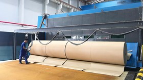 Công ty TNHH Ánh Dương sản xuất giấy cuộn phục vụ làm thùng carton, bao bì. Ảnh: HOÀNG HÙNG