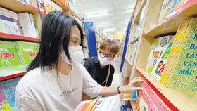 Học sinh chọn mua sách tham khảo tại Nhà sách Nguyễn Văn Cừ (quận 5, TPHCM) vào ngày 8-9. Ảnh: HOÀNG HÙNG