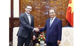 Chủ tịch nước Nguyễn Xuân Phúc tiếp Đại sứ Anh Iain Frew. Ảnh: TTXVN