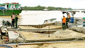 Lực lượng Biên phòng TPHCM kiểm tra xử lý phương tiện chở cát trái phép