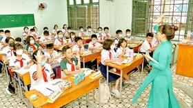 Học sinh lớp 6 và giáo viên Trường THCS Hồng Bàng, quận 5, TPHCM trong giờ học Ảnh: CAO THĂNG
