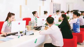 Giao dịch tại một ngân hàng ở TPHCM. Ảnh: MINH HUY