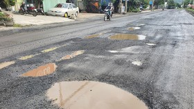 Một đoạn QL1A qua Phú Yên bị “thủng” lỗ chỗ sau mưa vào giữa tháng 10-2022