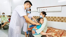 Khám bệnh cho trẻ mắc cúm mùa ở Bệnh viện Nhi Trung ương. Ảnh: CTV
