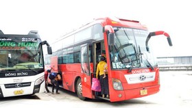Hành khách lên xe đi các tỉnh miền Trung tại Bến xe Miền Đông mới
