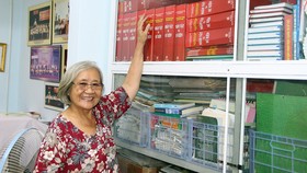 Bà Đoàn Lê Phong vẫn không ngừng tra cứu tài liệu, chăm lo công tác hội đoàn