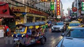 Khách du lịch trên một đường phố ở Bangkok, Thái Lan. Ảnh: TTXVN