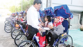 Công ty TNHH Một thành viên Xổ số kiến thiết TPHCM trao xe lắc tay cho người khuyết tật