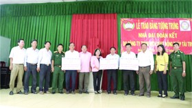 Hỗ trợ xây dựng nhà đại đoàn kết cho hộ nghèo tại huyện Tân Hồng
