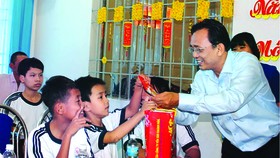 Ông Lê Hữu Hoàng - Chủ tịch Hội đồng thành viên Công ty Yến sào trao quà tết cho cho trẻ em mồ côi tại Trung tâm Bảo trợ xã hội tỉnh