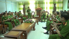 Thiếu tướng Đoàn Việt Mạnh (đứng) đánh giá cao tinh thần trách nhiệm  của lực lượng Cảnh sát PCCC và CNCH (Công an TPHCM)